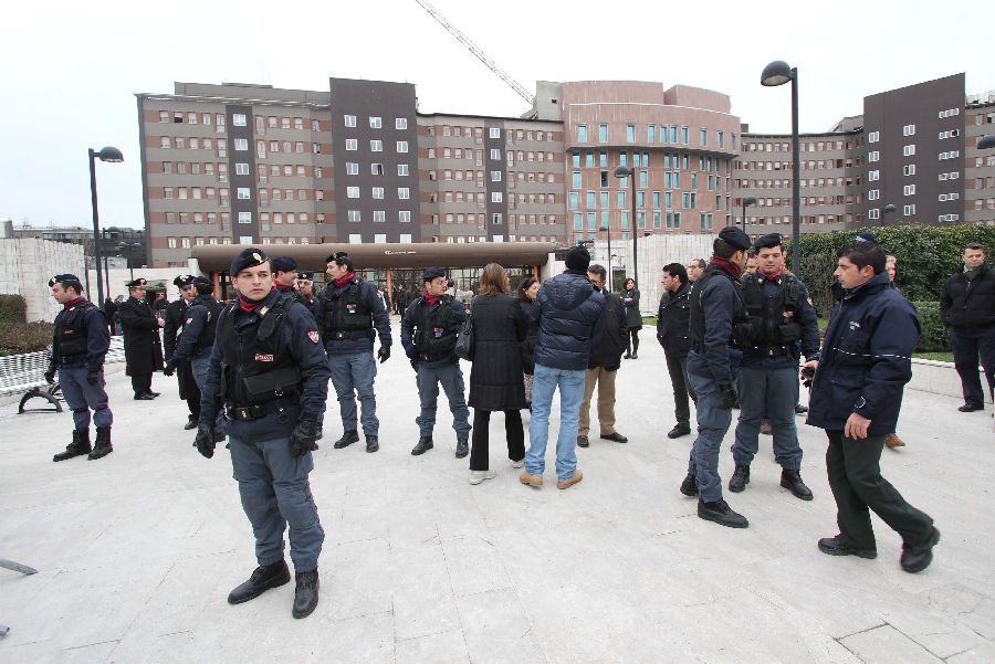 Полицаи охраняват болницата, в която лежи Берлускони