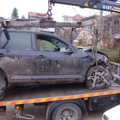 Полицаите вдигат за оглед катастрофиралия джип в който са били простреляните Марияна Куртева и Калоян
