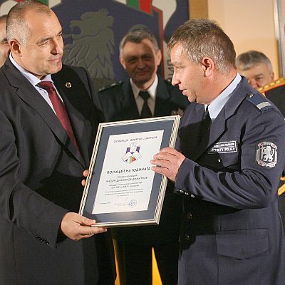 Бойко Борисов даде награда на полицая Андон Димитров, който отказва 14 пъти подкуп