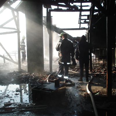 Бебе обгорено при пожар, изпепелил къща