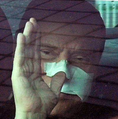 Берлускони излезе от болницата