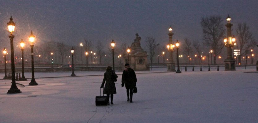 И Площад Конкорд ”побеля” от сняг и лед