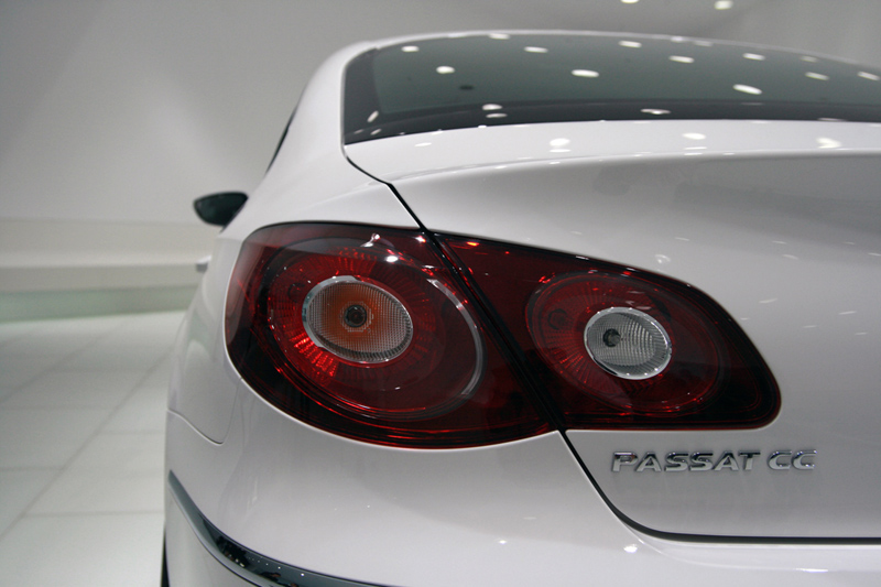 Volkswagen със спортен пакет R-Line за Passat CC