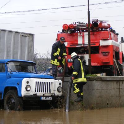 Страната блокирана от дъжд и сняг