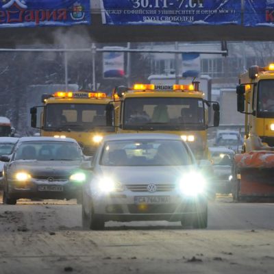 Студ и лед сковаха страната