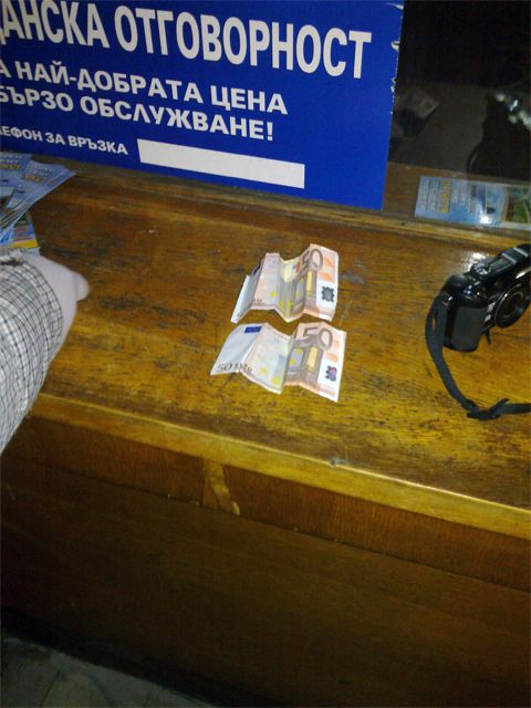 Тримата са задържани при получаване на поредния рушвет