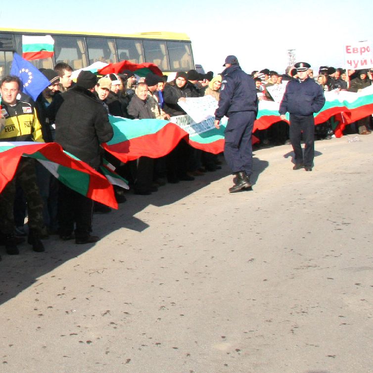 Викове ”Оставка” и ”Искаме си парите до края на годината”, огласяха протеста