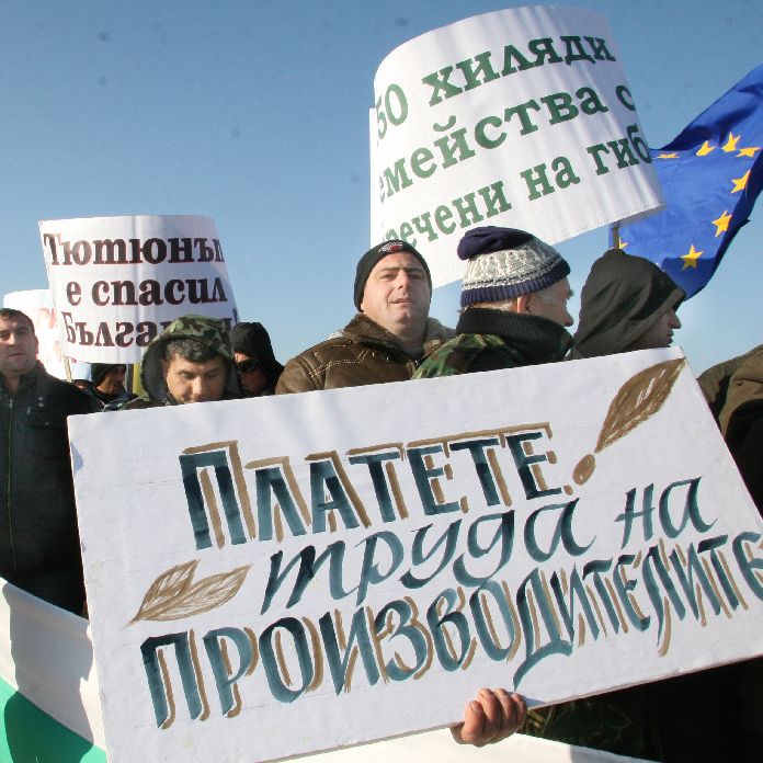 Трябвало е да обяснят на земеделците да спрат да садят тютюн, заяви премиерът