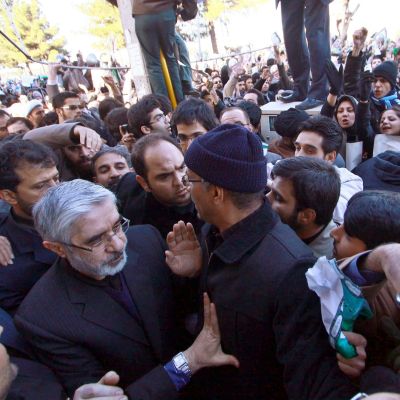 Сблъсъци на погребението на аятолах бунтар в Иран