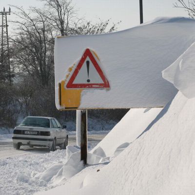Училища затвориха, коли и влакове пълзят