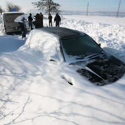 Снега затрупа коли, останали навън през нощта