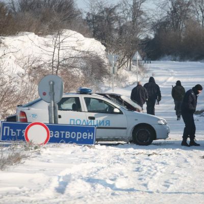 Пътни полицаи са затворили пътя заради снега