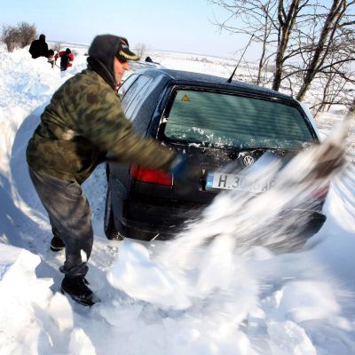 Гражданска защита помогна на шофьорите, затрупани в колите си