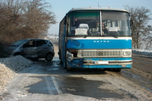 Жена пострада тежко при удар на автомобил с автобус