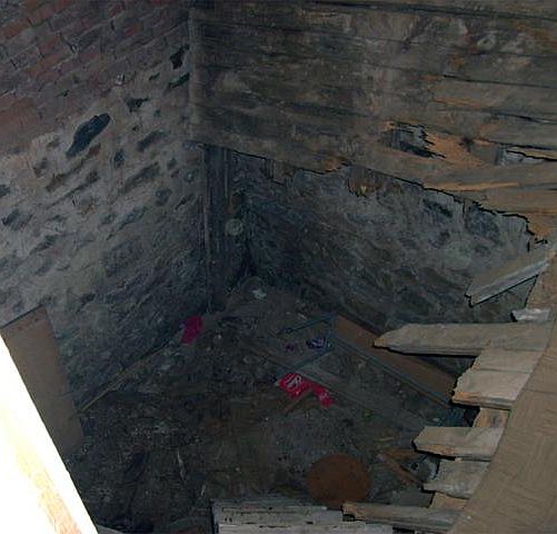 10 деца пропаднаха под гримьорна на читалище