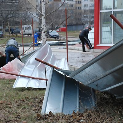 Вятърът остави без ток квартали, отвя патрулка