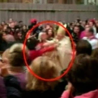 Кадър от видеозаписа, на който се вижда как психично болна събори папата по време на коледната литургия