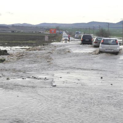 17 спасени с лодки в наводнения Бургас