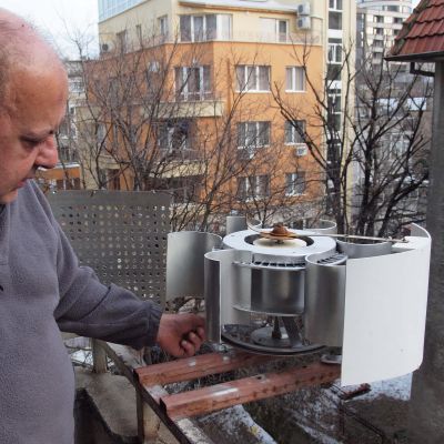 Варненецът е инсталирал на балкона си ветрогенератор