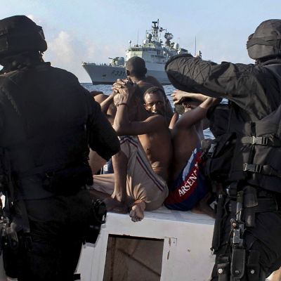 Охраната на Аденския залив успява да залови малки групи пирати, но не и да спре отвличанията