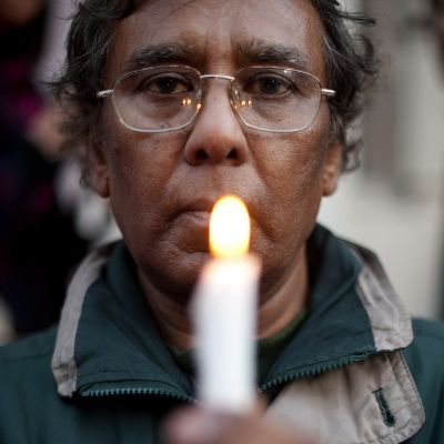 Братът на Акмал Шейх запали свещ пред посолството на Китай в Лондон