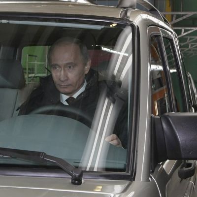 Владимир Путин присъства на откриването на завода за производство на автомобили ”УАЗ Патриот”, какъвто ще си купи Силвио Берлуск