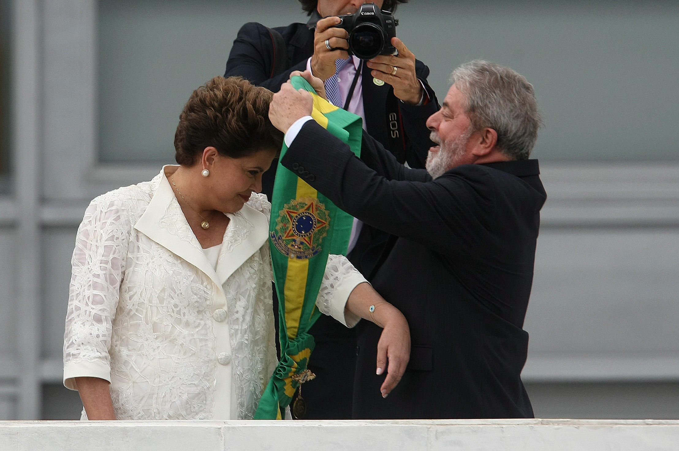 Досегашният президент Лула да Силва връчва президентската лента на своята наследничка