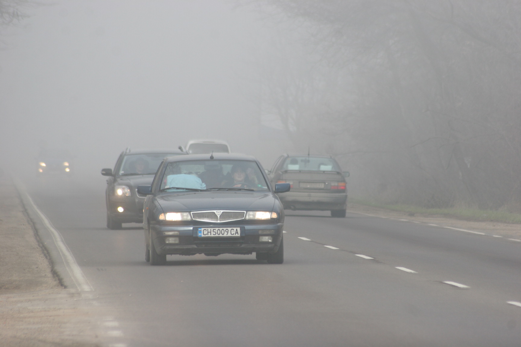 Уличен трафик при мъгла