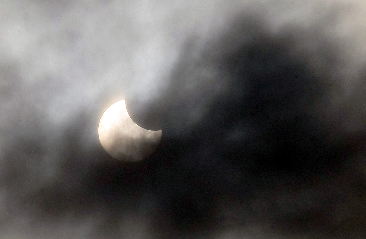 Гледахме слънчевото затъмнение за годината