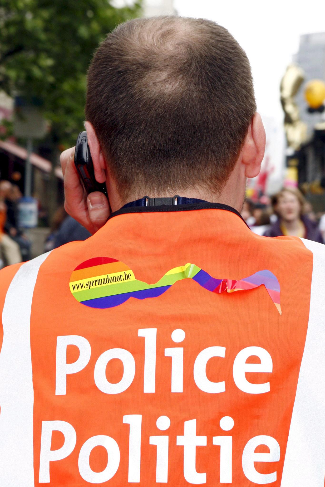 Вероятността мъжете да изпуснат телефона си в тоалетната е 3 пъти по-голяма