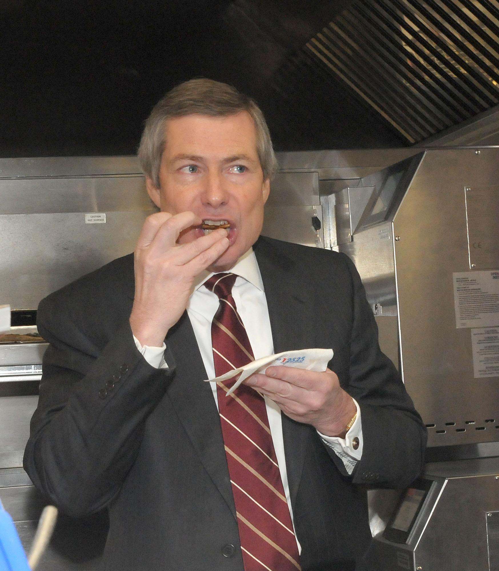 Трайков и Уорлик откриха US пицария в София