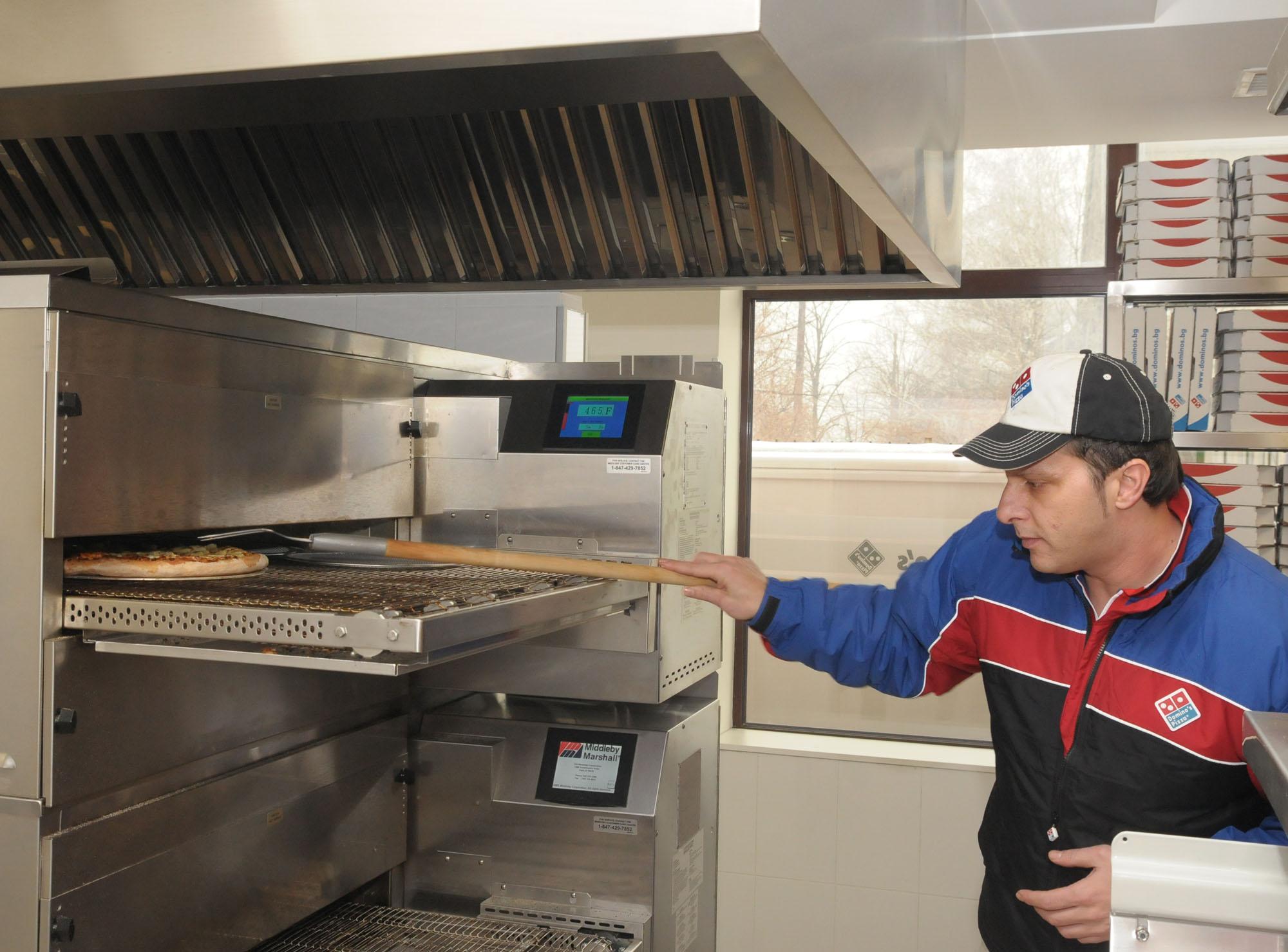 Веригата Domino's Pizza е специализирана основно в доставките за дома и офиса