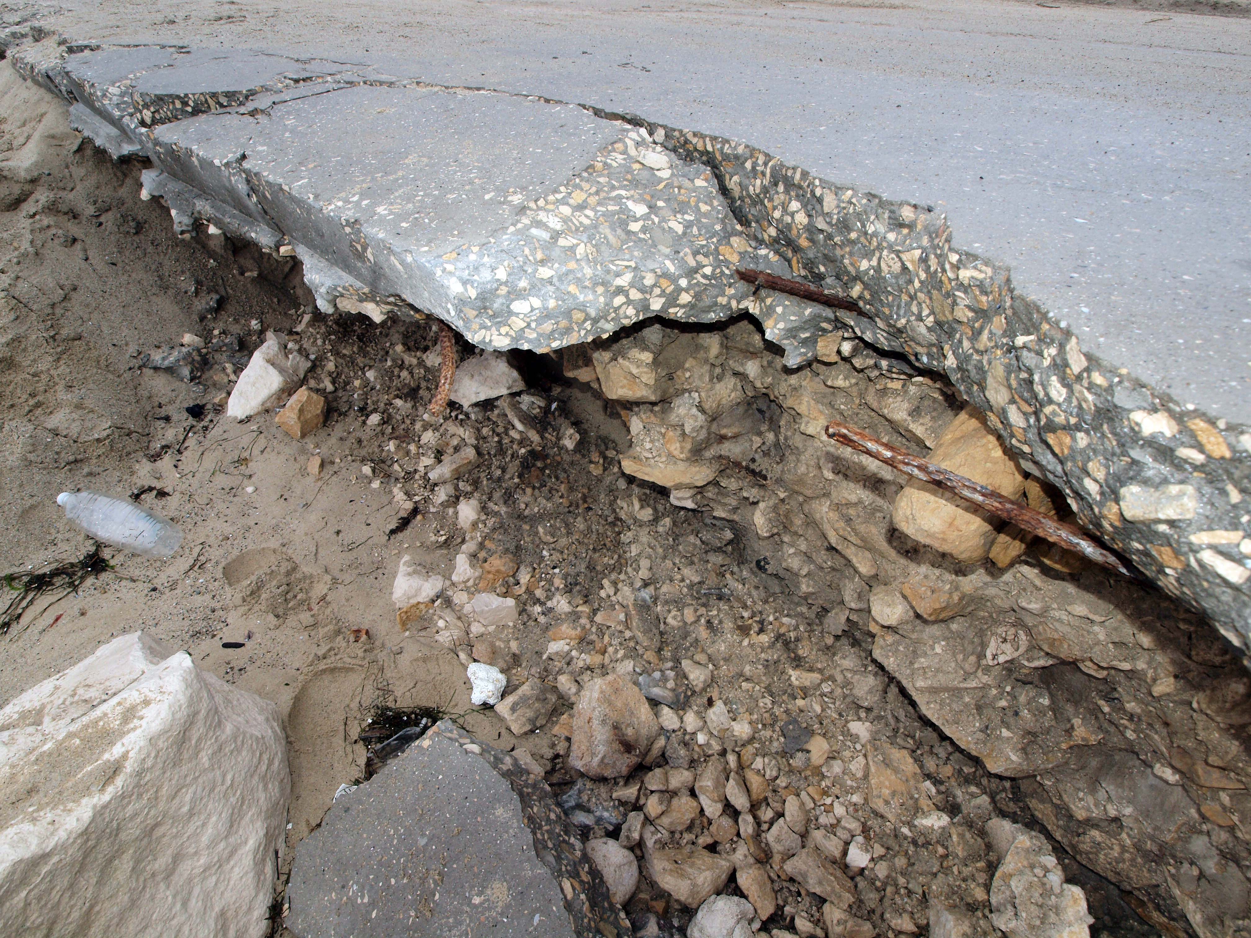 Трета буна, укрепваща варненския плаж, пропада