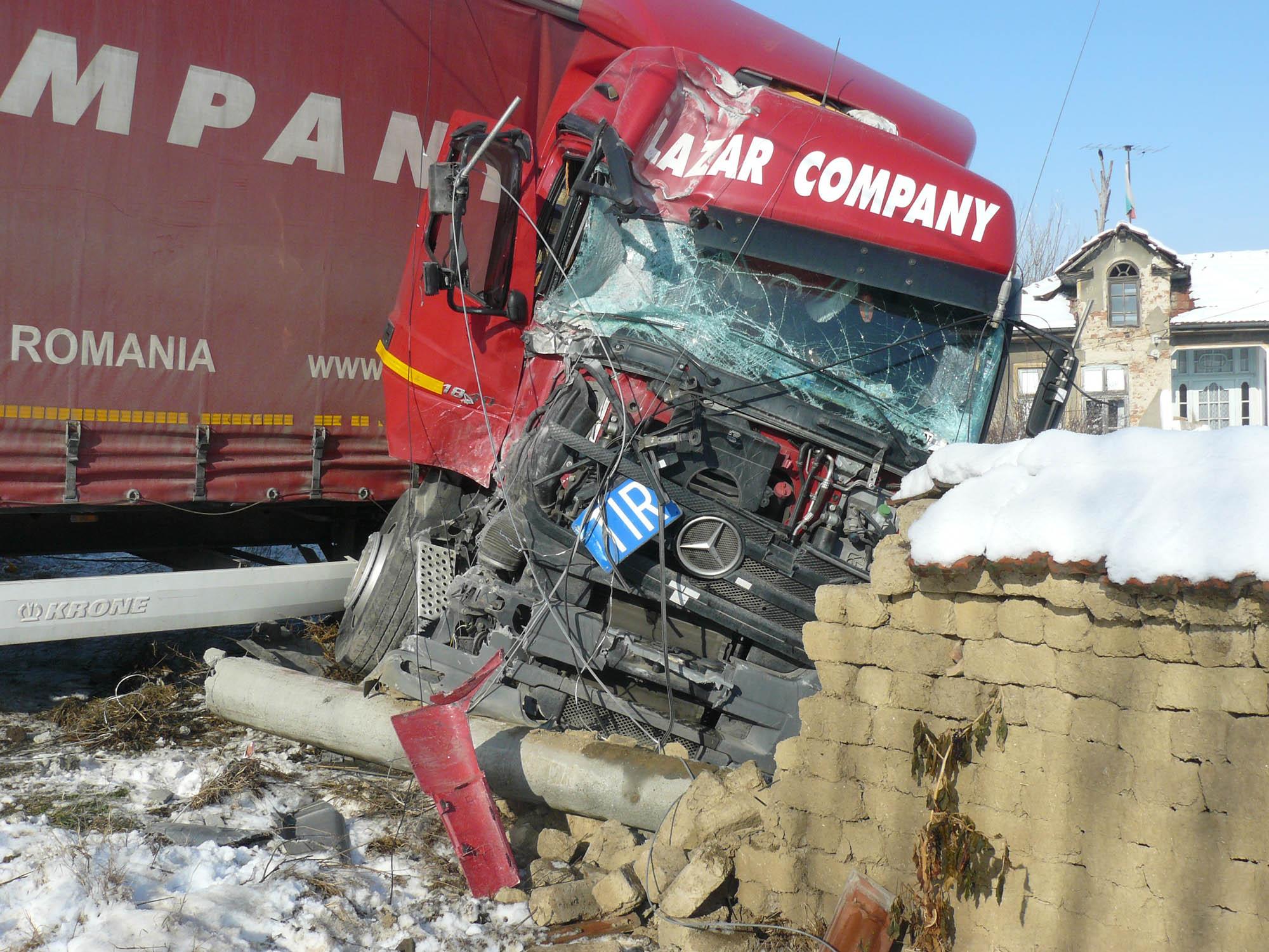 Румънски ТИР влетя в къща във Великотърновско