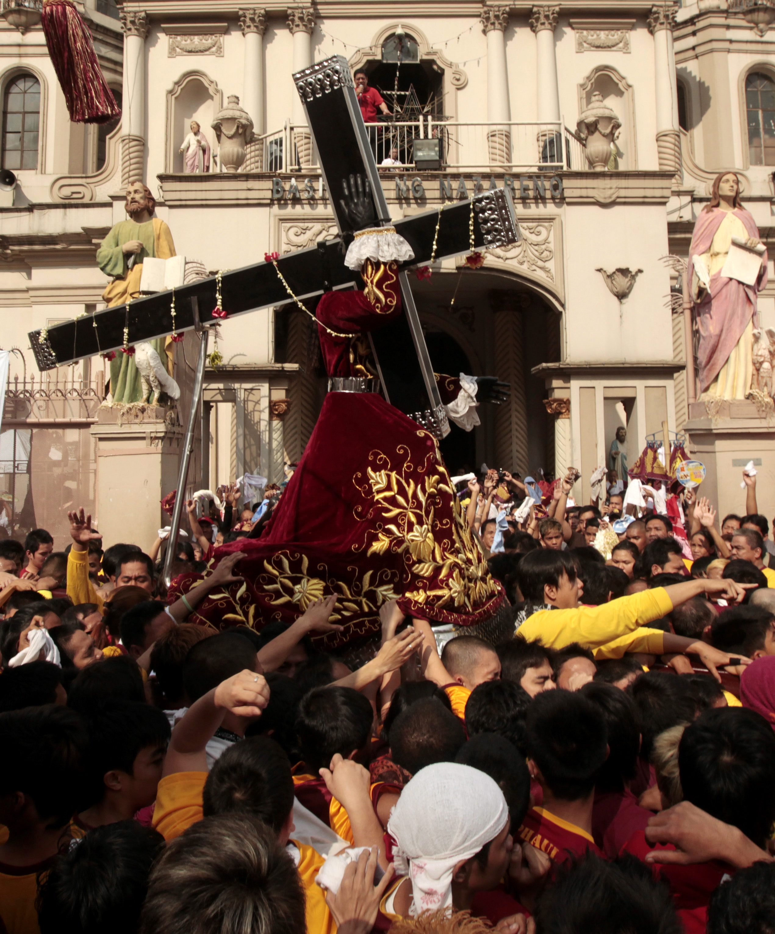 Стотици филипинци бяха ранени по време на религиозна церемония