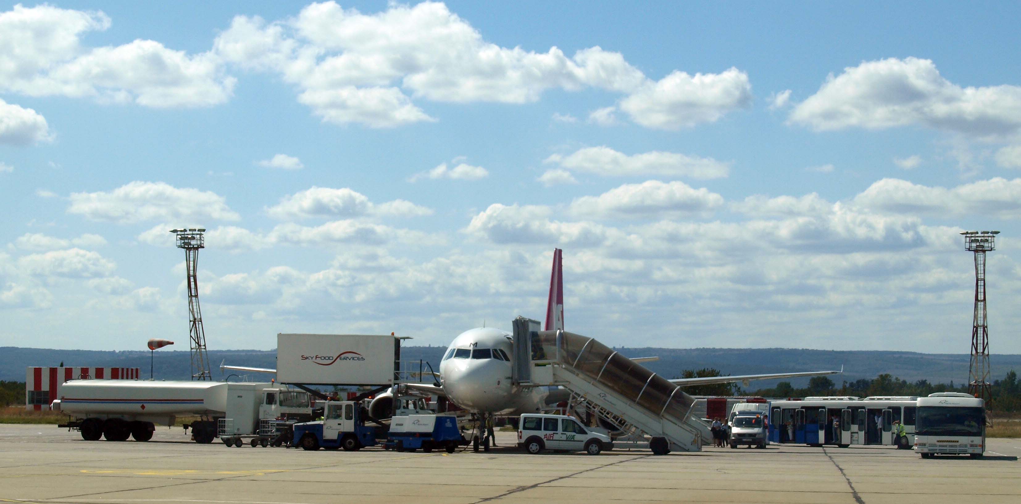 Самолет на WizzAir кацна аварийно на летище Варна
