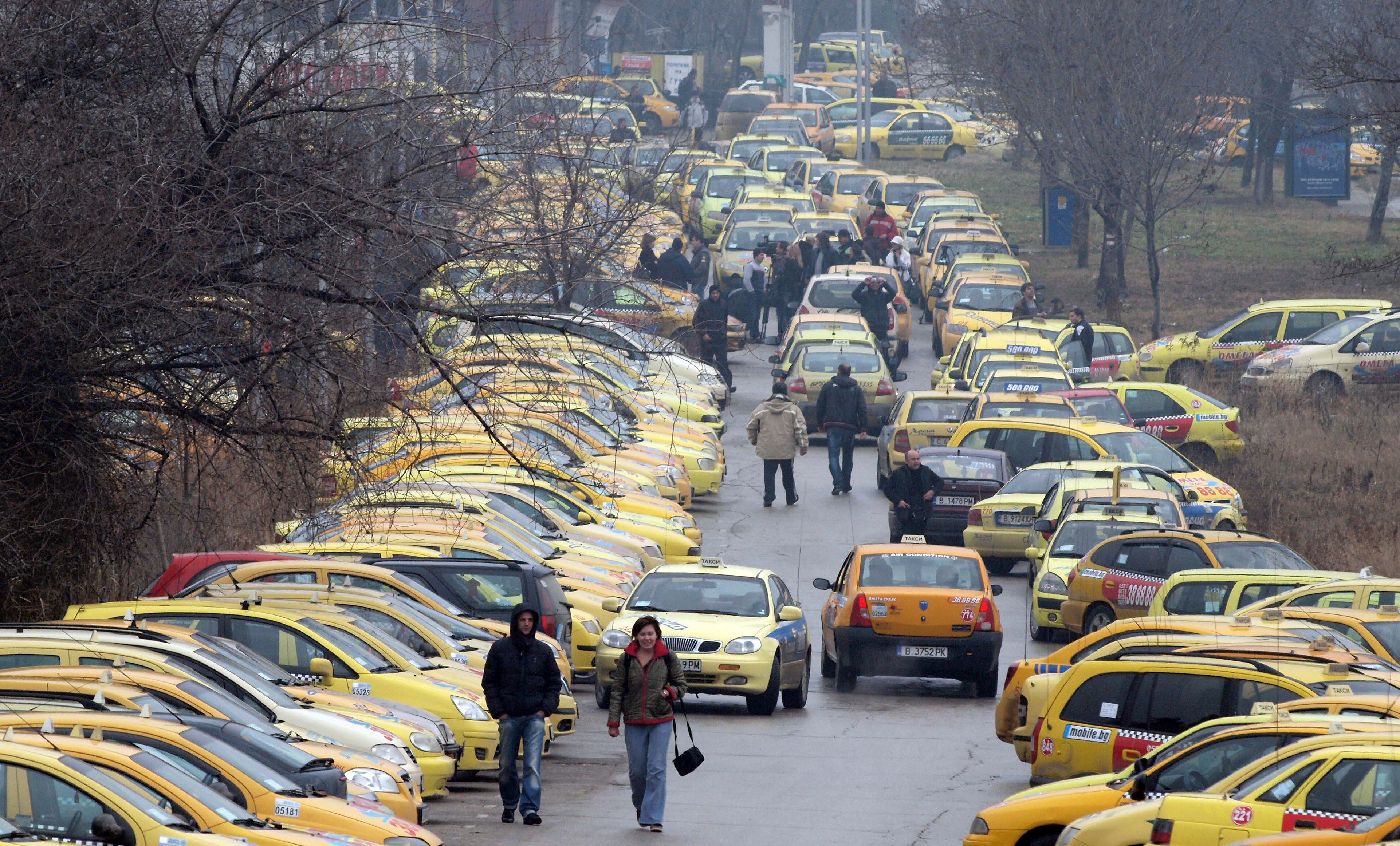 Протестиращи таксиметрови шофьори блокираха Варна