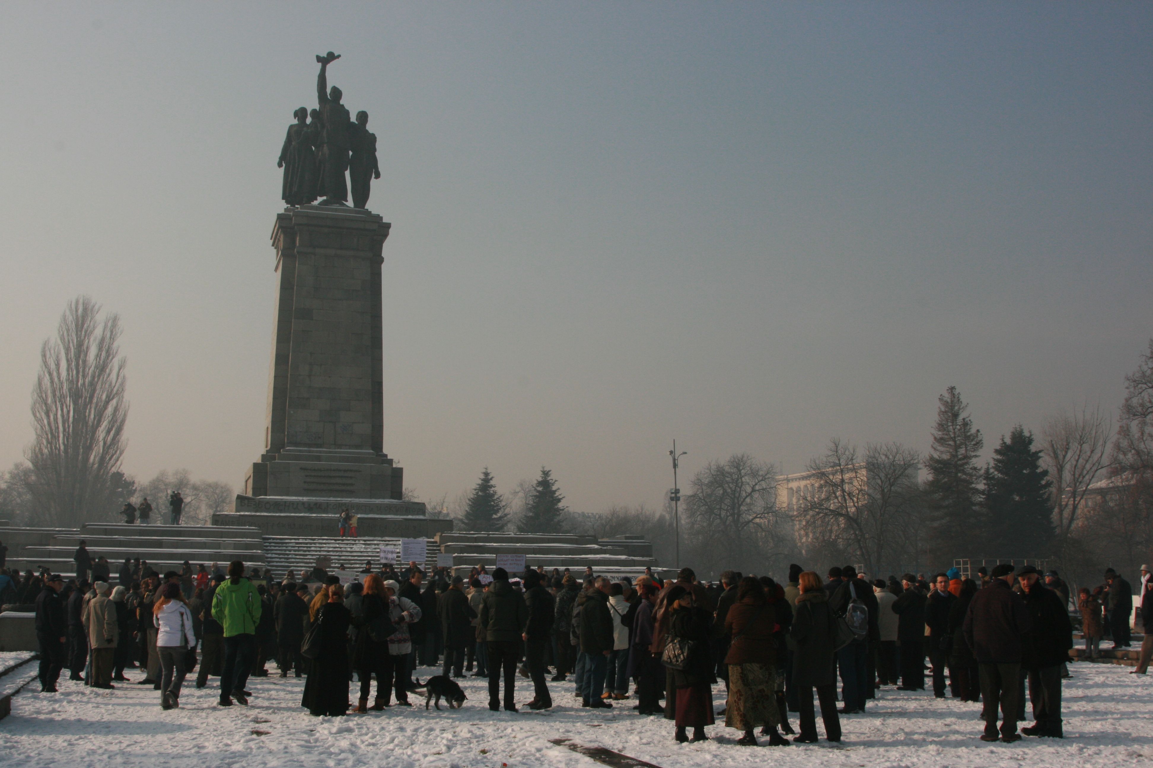 Искри пред паметника на Съветската армия