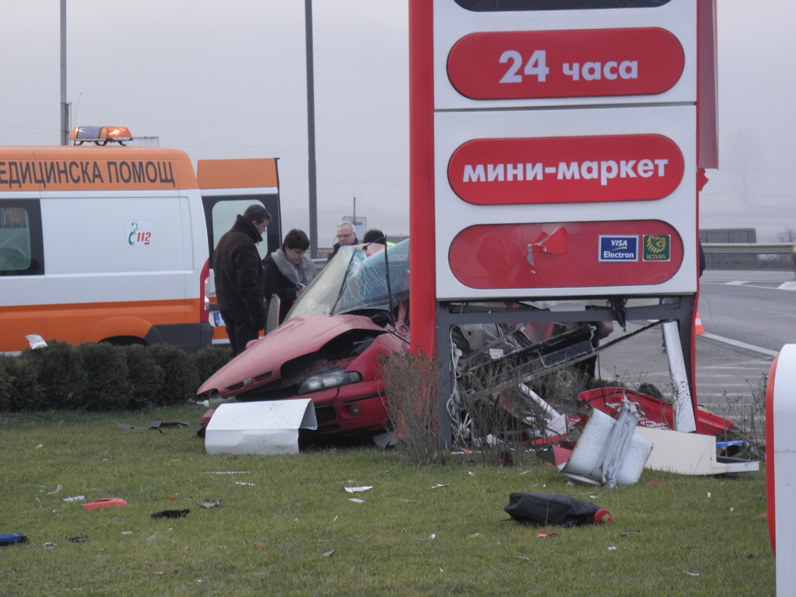 Мъж загина след удар на колата му в билборд