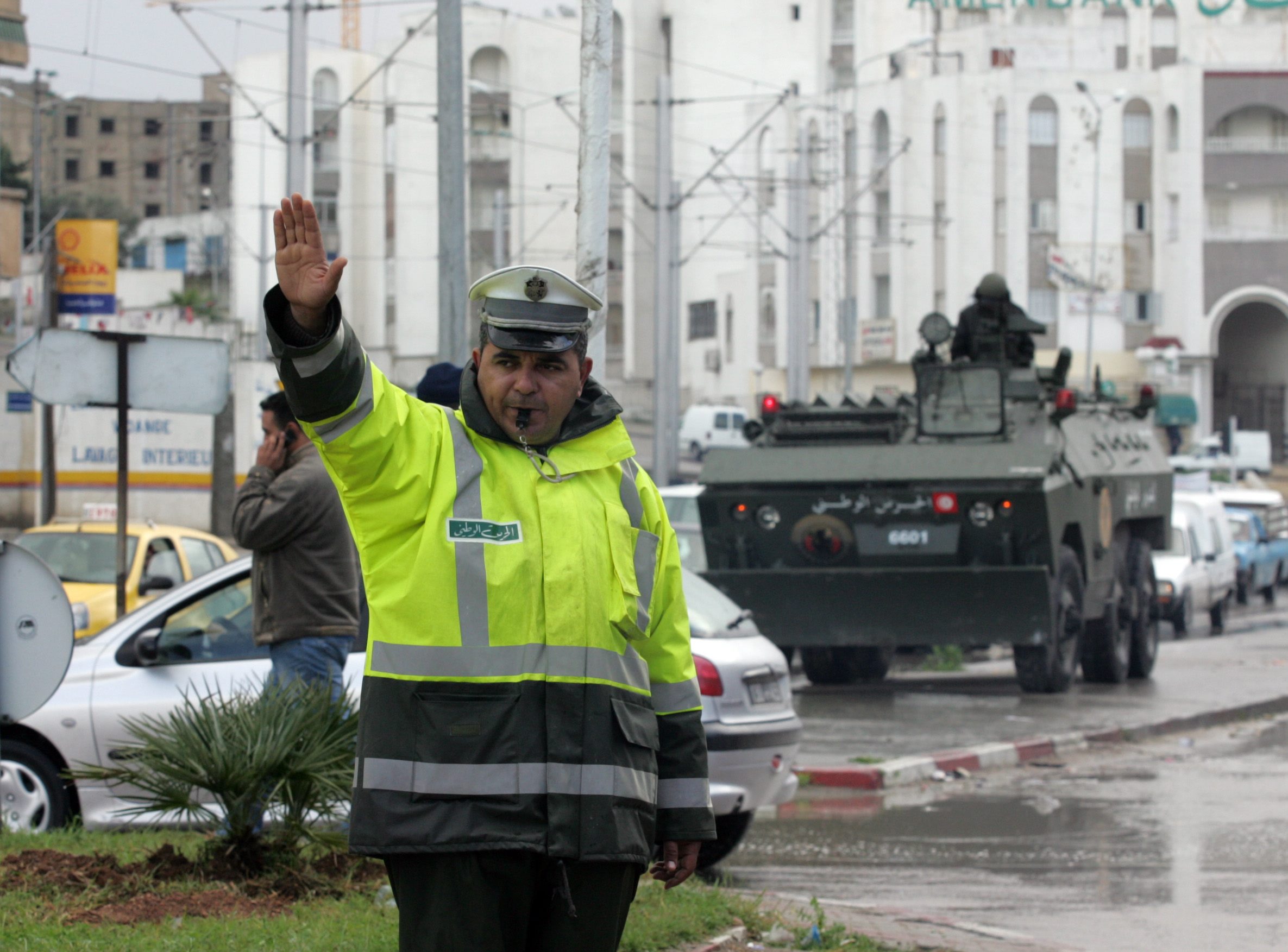 Евакуират туристи от Тунис, президентът избяга