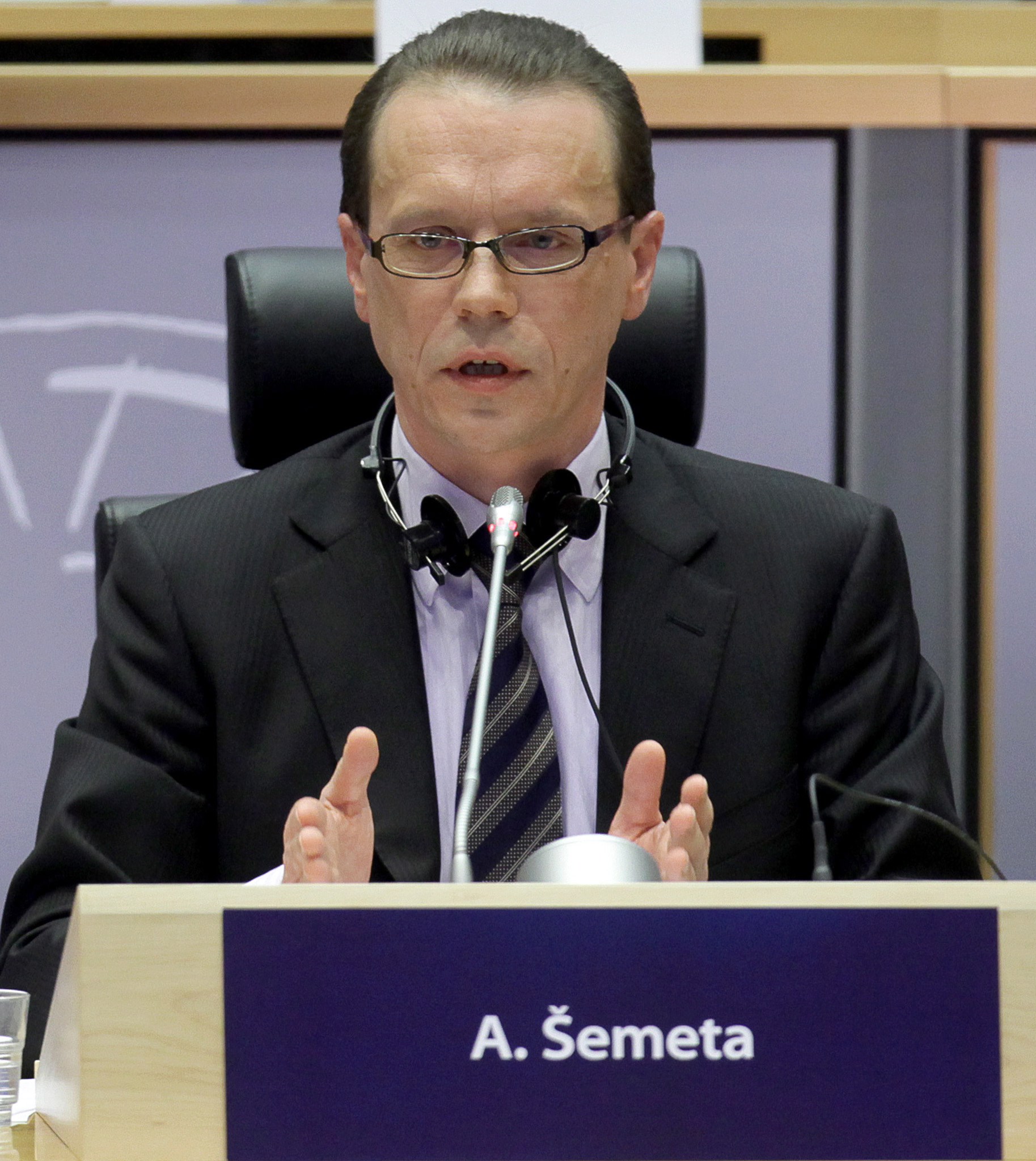 Еврокомисарят Алгирдас Шемета обяснил на Симеон Дянков, че тенденцията е да расте цената на ”мръсните” горива