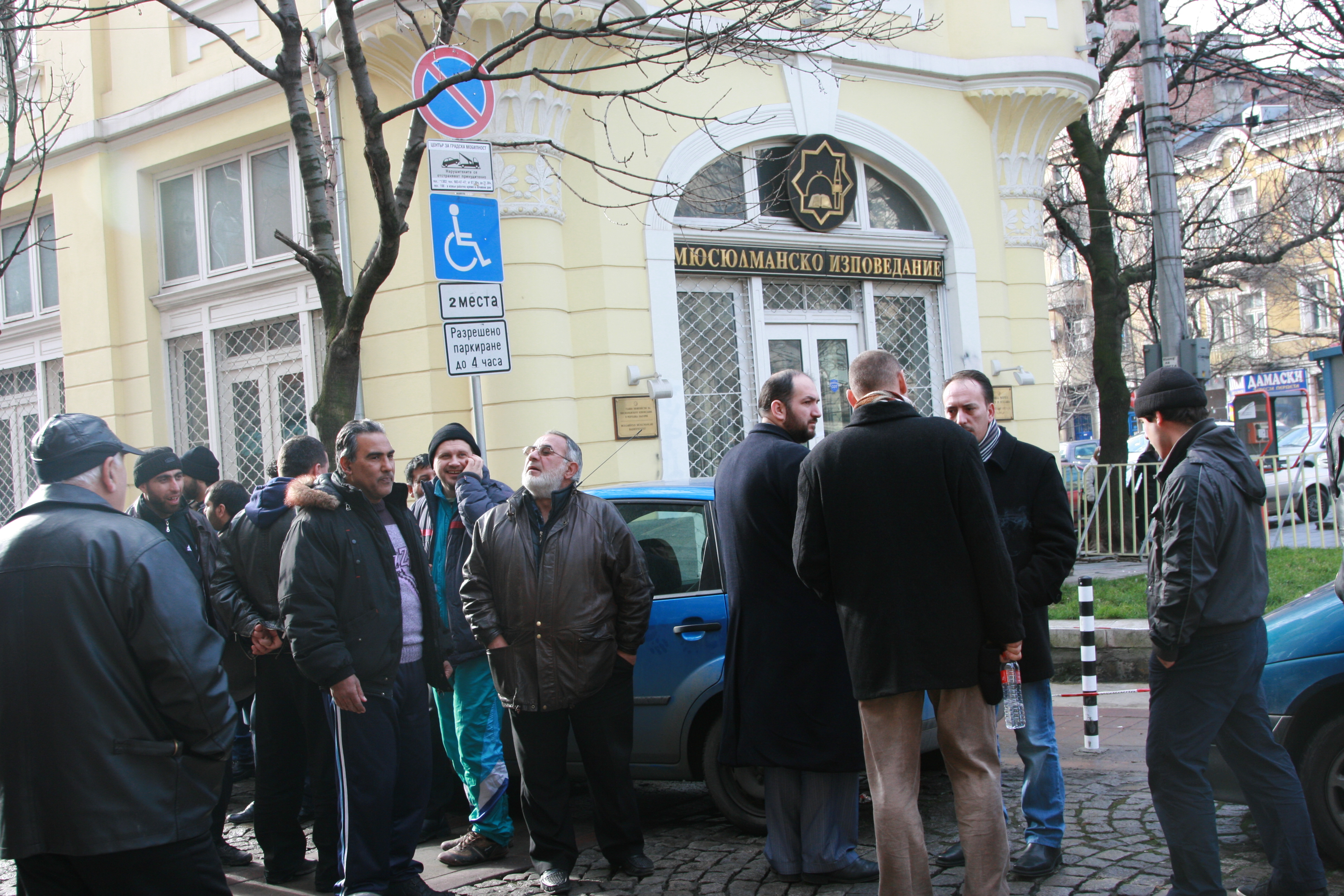 Събралите се не биха допуснали Недим Генджев да влезе във владение