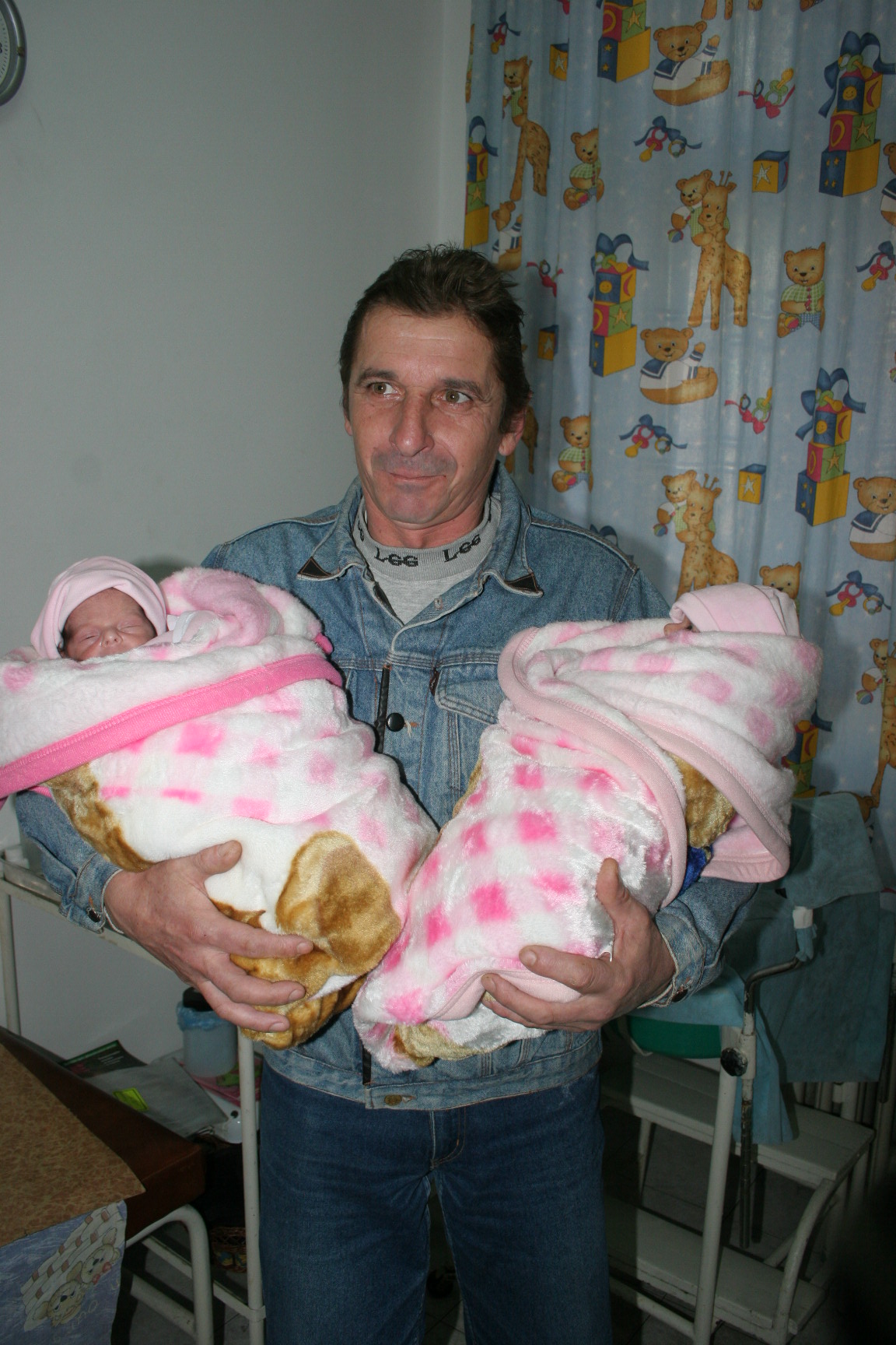 Близначките Ивана и Николета са родени в болницата в Казанлък