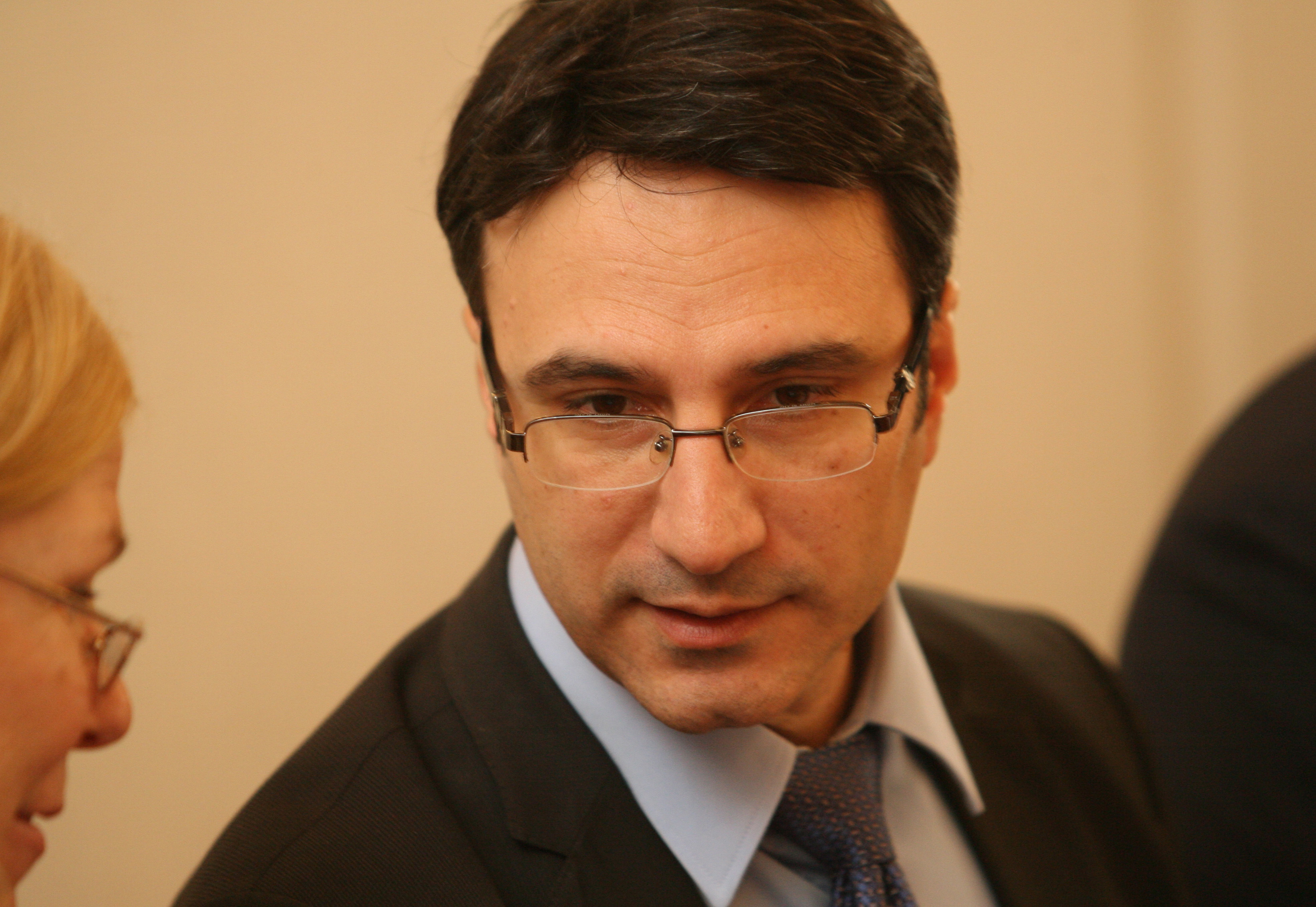 Насърчен от премиера, ”Лукойл” нападна министър Трайков