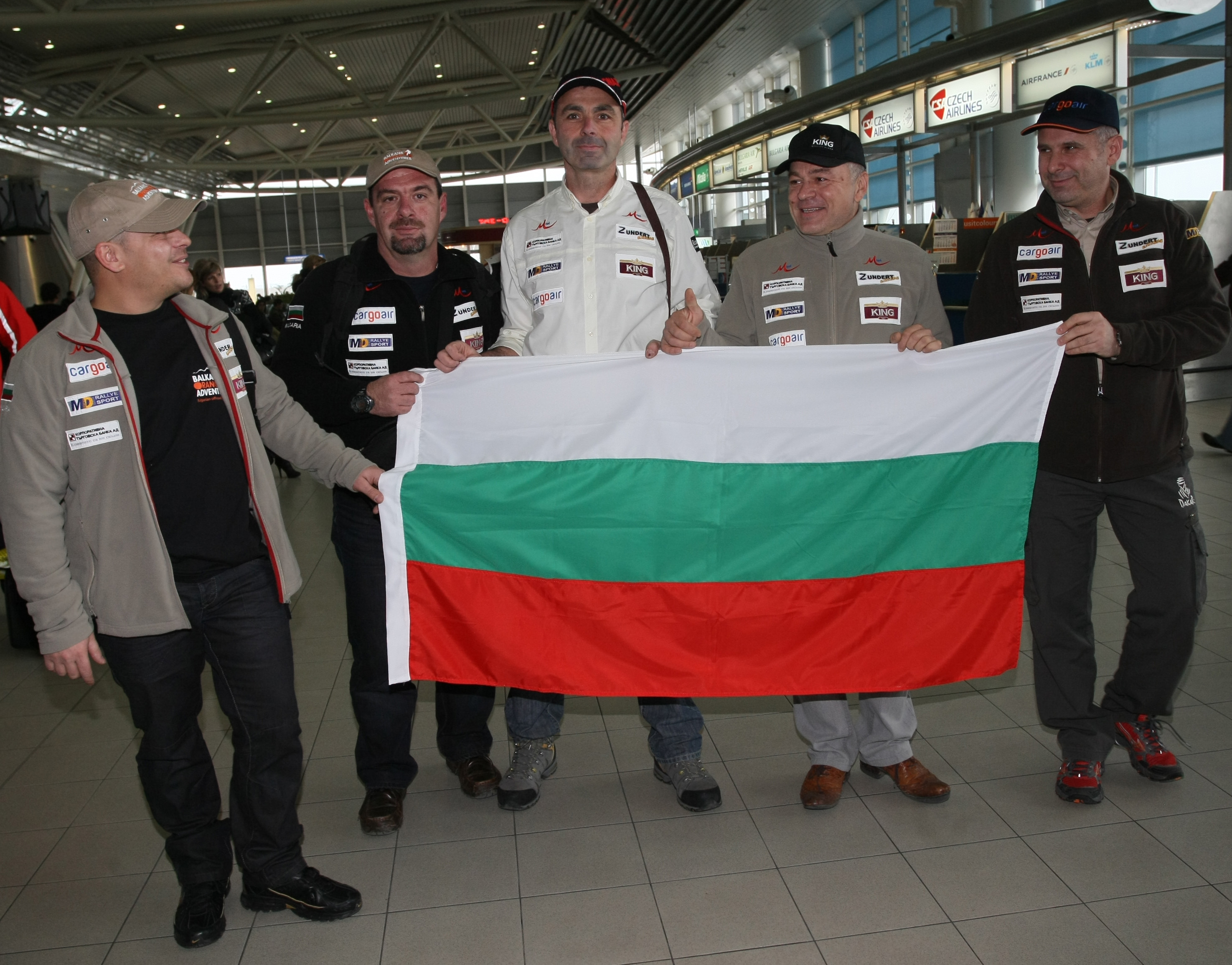Десетки приятели на Петър Ценков се бяха събрали на летището в очакването му