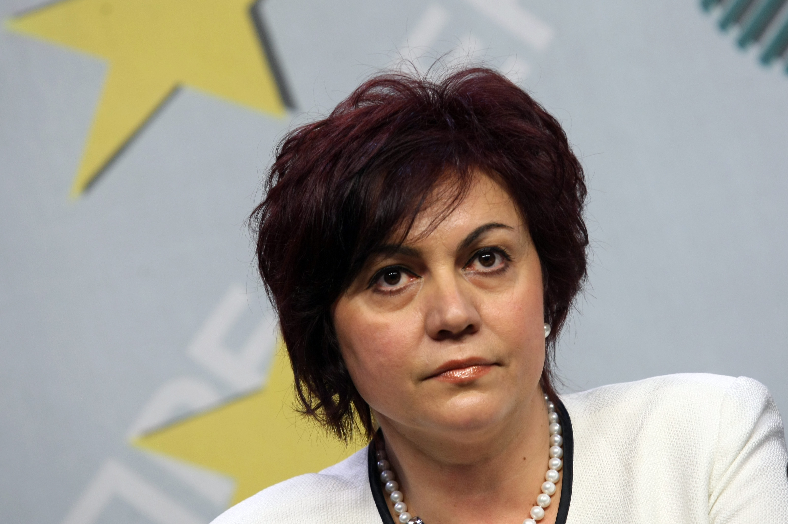 Никой от ръководството на БСП не води преговори с ГЕРБ, каза Корнелия Нинова