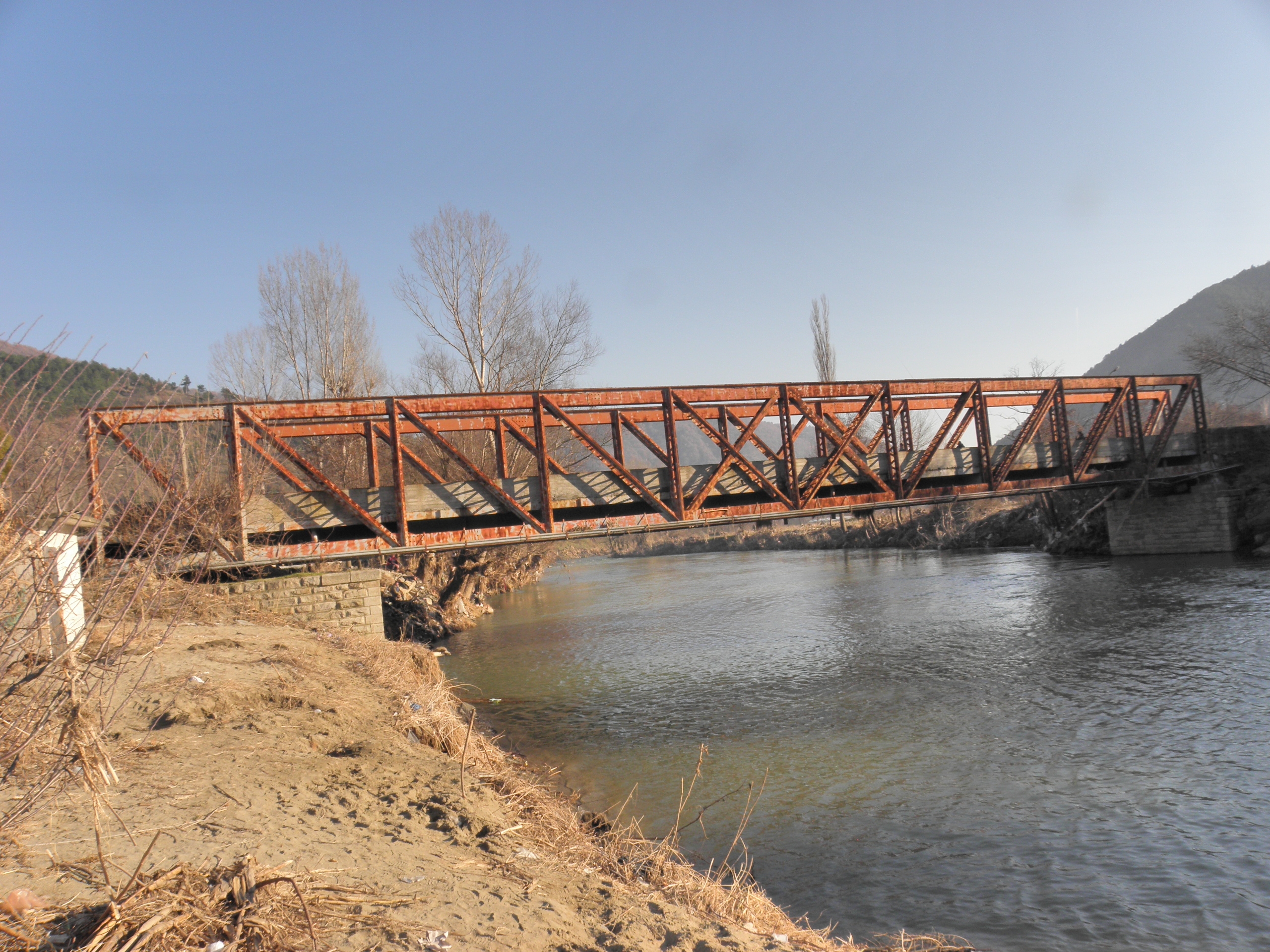 Крадците се опитвали да демонтират моста със стоманено въже и камион (Снимка архив)