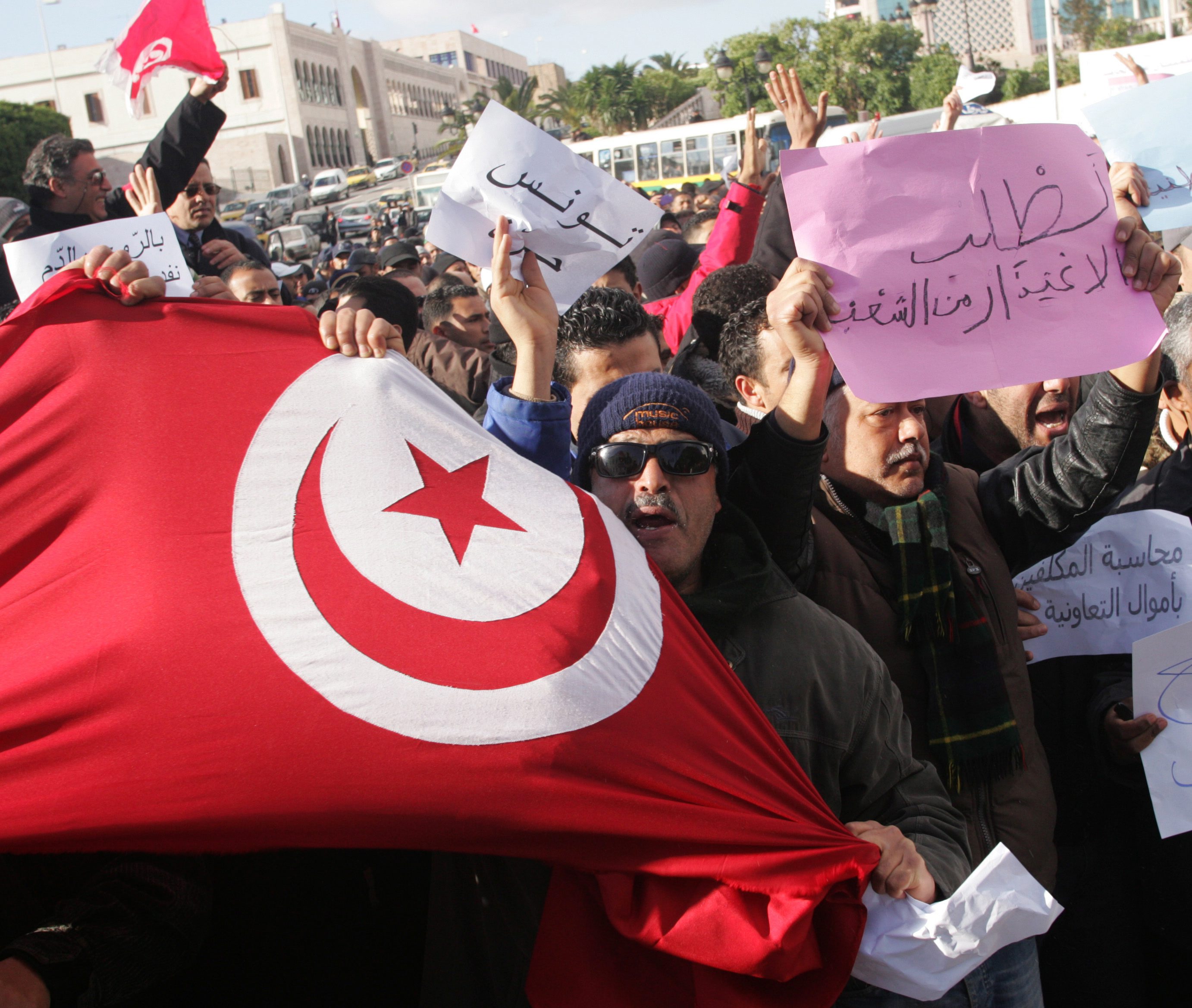 Протестите в Тунис доведоха до ново правителство
