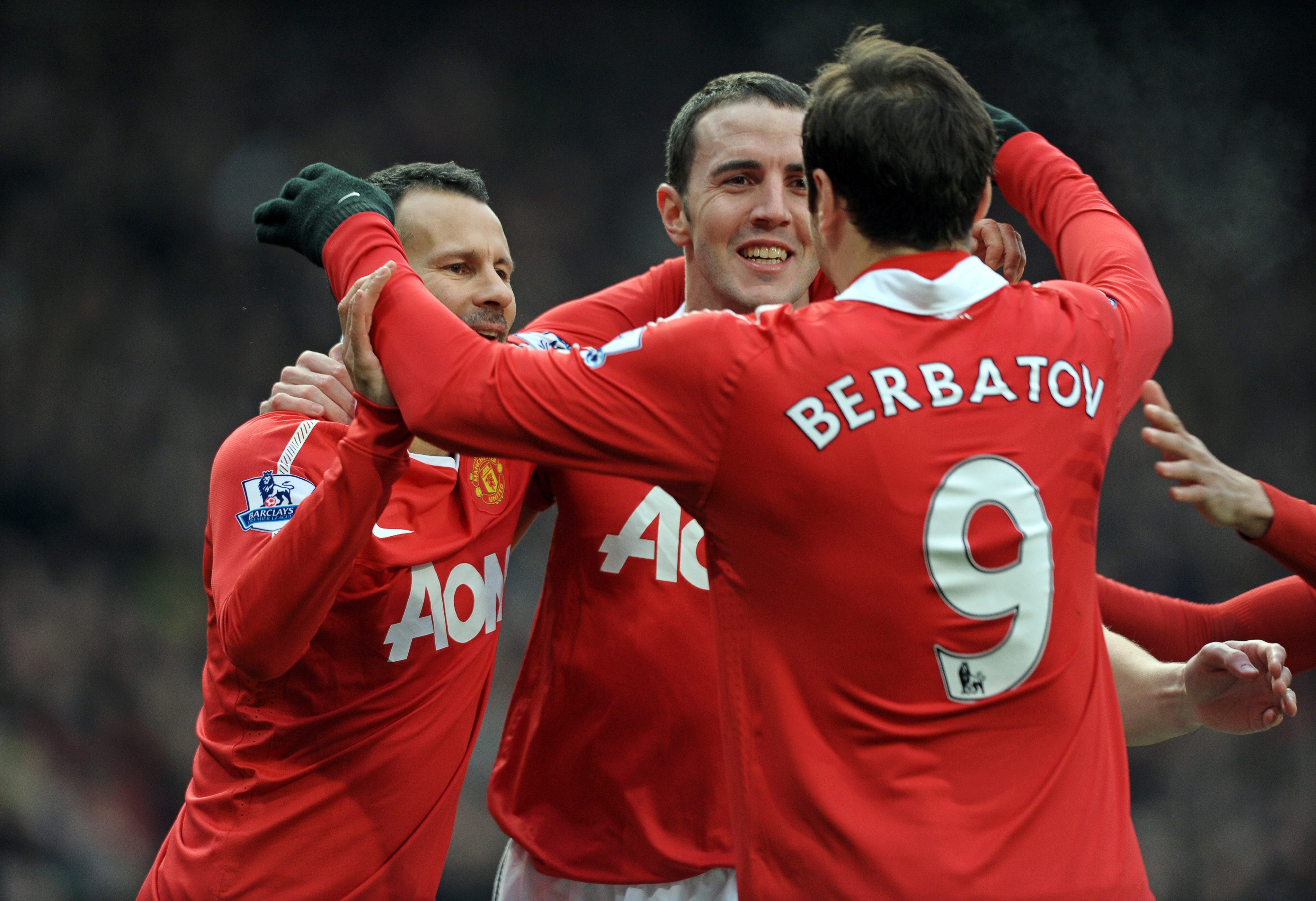 Футболистите на Юнайтед поздравяват Бербатов за отбелязания хеттрик срещу Бирмингам