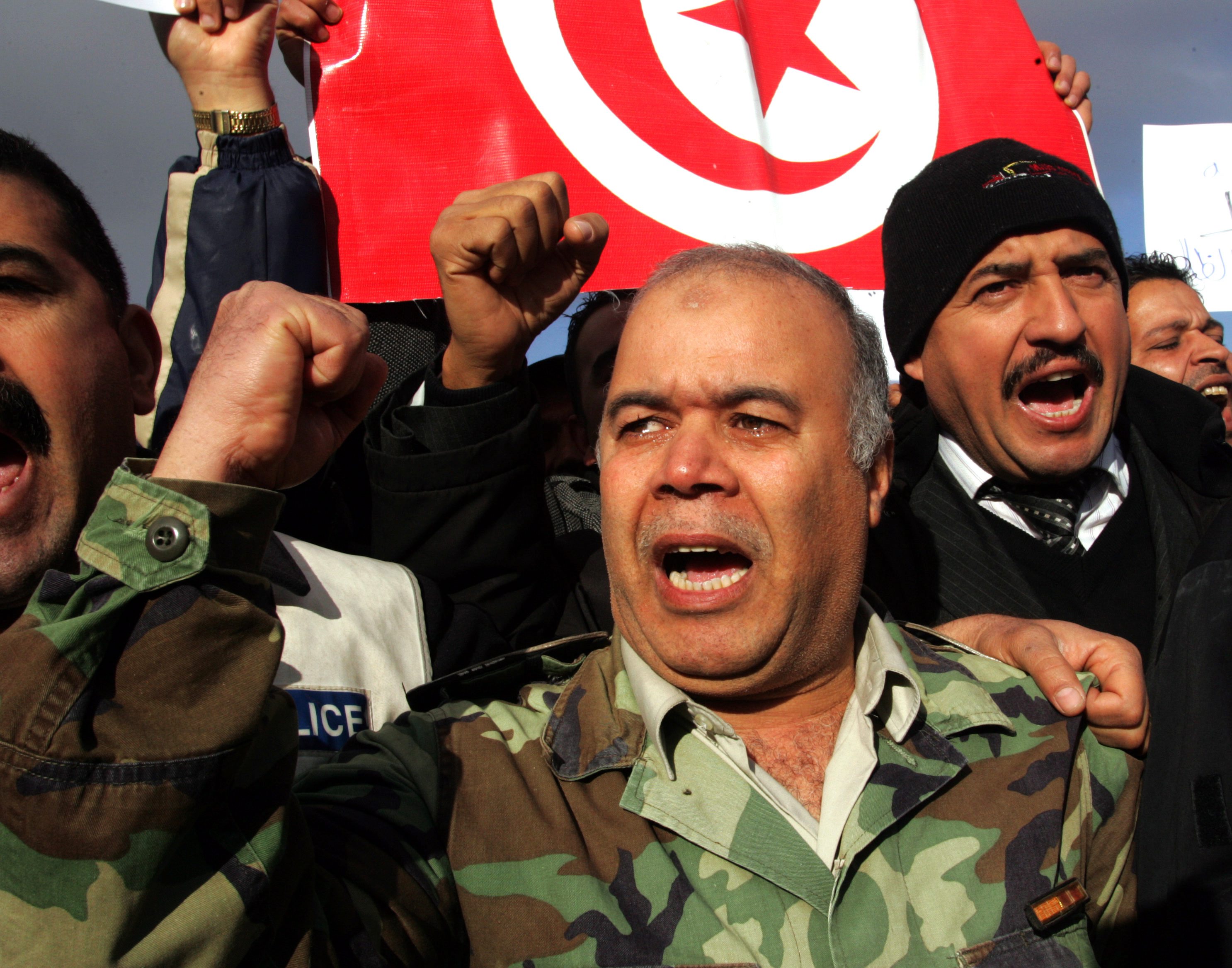 Полицаи се включиха в протестите в Тунис